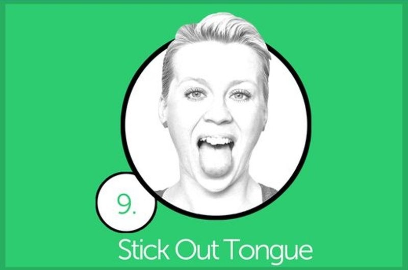 伸舌头(stick out tongue)